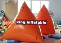 Los juguetes flotantes del PVC del triángulo inflable/las boyas anaranjadas de la alarma y del anuncio para el agua parquean