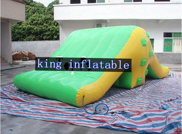 Toboganes acuáticos inflables al aire libre impermeables, PVC comercial de la diapositiva 0.9m m de la piscina de agua