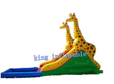 La seguridad maneja el tobogán acuático inflable de Carambole con la piscina de Inground para los niños