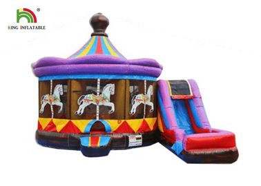 casas comerciales de la despedida de la diversión inflable del carrusel de la púrpura de los 8x6m con la diapositiva para los niños