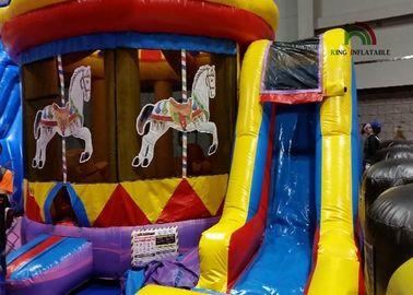 casas comerciales de la despedida de la diversión inflable del carrusel de la púrpura de los 8x6m con la diapositiva para los niños