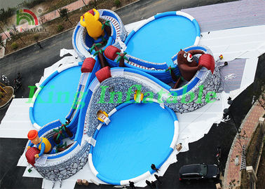 Parques inflables enormes del agua con los personajes de dibujos animados, diapositivas, piscinas