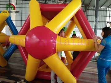 Juguete inflable del agua del PVC/de TPU, rodillo que camina colorido en el agua para los deportes acuáticos