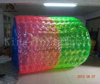 Rojo y ponga verde el juguete inflable de la bola de juego del deporte acuático del rodillo inflable largo del agua de los 2.8m