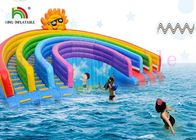 Anti - diapositiva triple del arco iris del PVC de los carriles de los parques inflables ULTRAVIOLETA del agua con la piscina para los alquileres