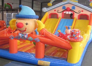Casas comerciales inflables de la despedida del PVC del payaso colorido 0.55m m con la diapositiva para los niños