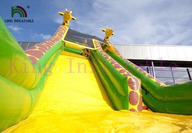 La diapositiva seca inflable verde/del amarillo de la jirafa del PVC modifica la diapositiva para requisitos particulares para las actividades al aire libre