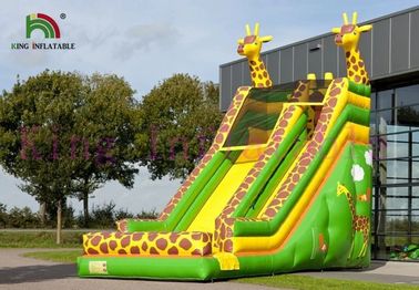 La diapositiva seca inflable verde/del amarillo de la jirafa del PVC modifica la diapositiva para requisitos particulares para las actividades al aire libre