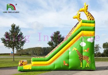 La diapositiva seca inflable verde/del amarillo de la jirafa del PVC modifica la diapositiva para requisitos particulares para las actividades al aire libre