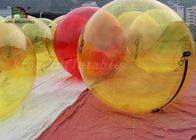 Paseo inflable de la bola amarilla en la bola del agua para la diversión de los niños
