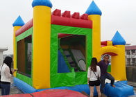 Los niños resbalan el castillo de salto inflable