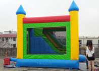 Los niños resbalan el castillo de salto inflable