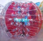 Coloree el rollo humano del balón de fútbol de la burbuja de la bola de parachoques inflable en yarda del jardín