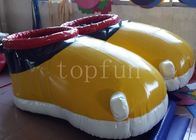 Zapatos inflables amarillos del PVC para el campo de fútbol inflable interesante de la raza que camina