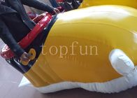 Zapatos inflables amarillos del PVC para el campo de fútbol inflable interesante de la raza que camina