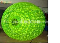Bola inflable brillante de Zorbing con el rodillo verde de la hierba del anillo en D en tierra