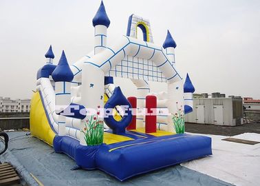 el castillo inflable de los 26ft Camelot modifica para requisitos particulares con obstáculos de la diapositiva N