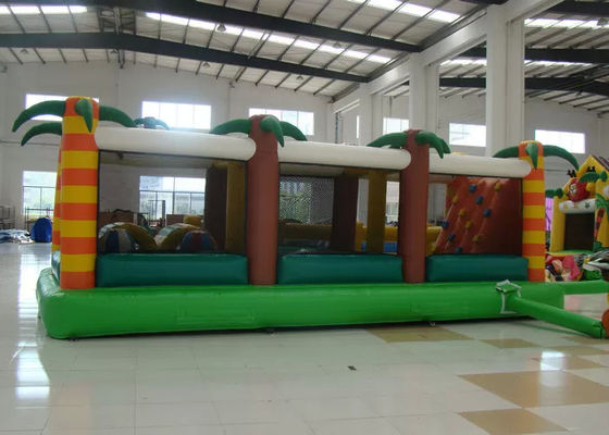 Carrera de obstáculos animosa inflable del árbol de coco, patio al aire libre