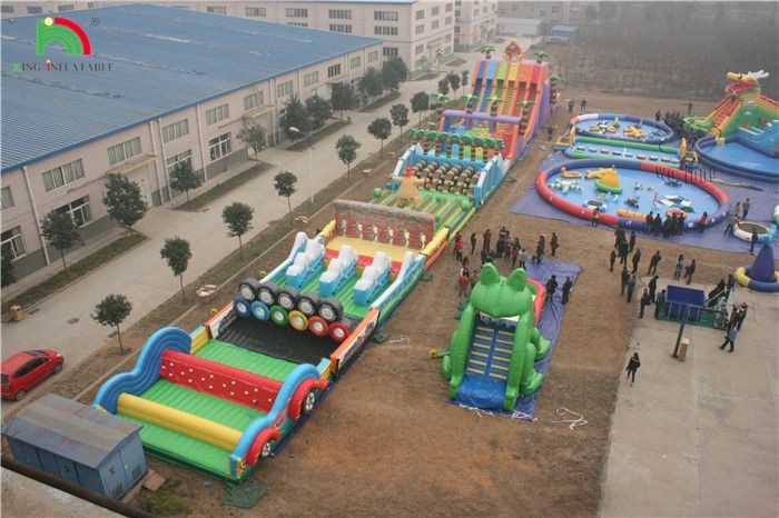 Juegos comerciales de obstáculos inflables gigantes de PVC para adultos Juegos de carreras al aire libre Equipo de campo de obstáculos