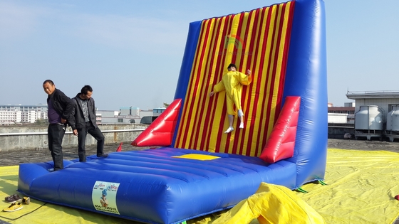 Fabrica mayorista de juegos deportivos comerciales al aire libre para adultos inflables juegos de pared pegajosos inflables castillo saltante