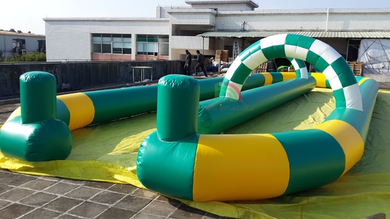 Pista de carreras inflable para karts al aire libre, atractiva pista de carreras inflable para coches de choque