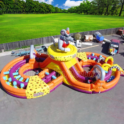 Carrera de obstáculos inflable con tractor al aire libre